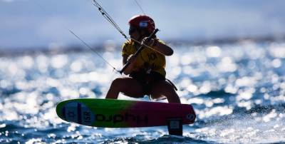Women sport news - Ashkenazi stretches her legs in the girls' Formula Kite