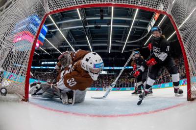 Women sport news - FRIENDS FACE OFF IN 3-ON-3 ICE HOCKEY AS FINAL SPOTS ARE DECIDED