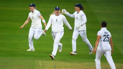 Women sport news - Late Wong wickets set up final day